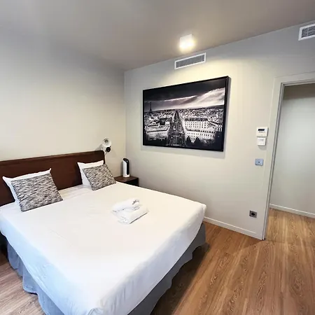 Urban Flat 78 - 3 Bedroom Republique Apartment *