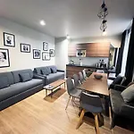 Urban Flat 78 - 3 Bedroom Apartment Republique