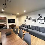Urban Flat 78 - 3 Bedroom Apartment Republique